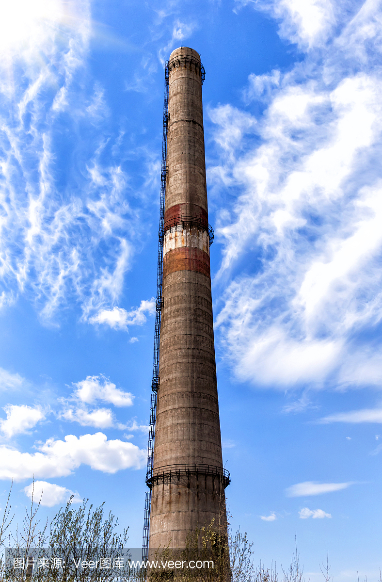 工厂的烟囱在蓝天的背景下。能源生产和空气环境污染工业现场。