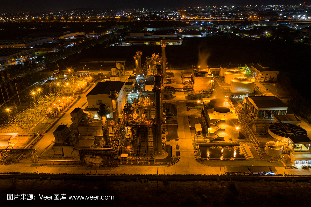 鸟瞰图。工业发电厂在夜晚和黄昏时发电