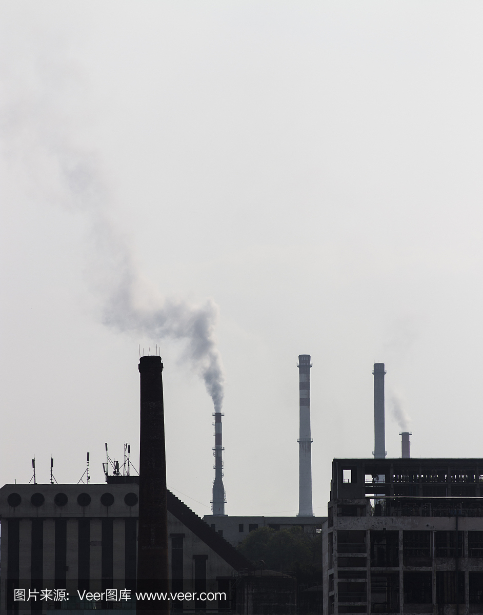 郊区的工厂烟囱不断排放废气和烟雾,污染环境